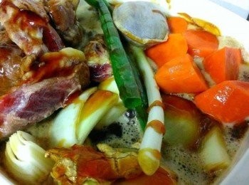 step3: 少許醬油~少許紅酒~加水至淹過<span class="group_1">食材</span>~水滾煮一個小時! 就醬! 經過一個小時的熬煮~蕃茄整個的酸和甜和牛腩結合的美味~喔喔~歐伊係喔