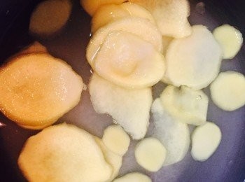 step3: 薑片放鍋內，加入糖和水先用中小火煮滾後，轉最小火慢煮，全程無需加蓋讓水份蒸發。