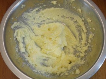 step2: 將軟化奶油與砂糖用電動打蛋器打勻~~