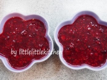 step1: 拌勻寒天粉，糖（因應果肉的甜度自行調較）和水