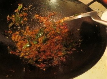 step5: 小火煮至蝦米變軟，醬汁濃稠即可。