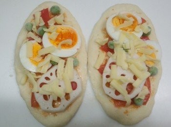 step5: 在麵皮上塗上蕃茄醬和放上自己喜歡的料之後,最後在灑上披薩用起司,放入烤箱,220度考約8-9分鐘就完成了