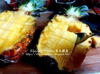 step2: 原個菠蘿切成兩邊 , 用刀界下菠蘿肉後用匙羹起出菠蘿肉