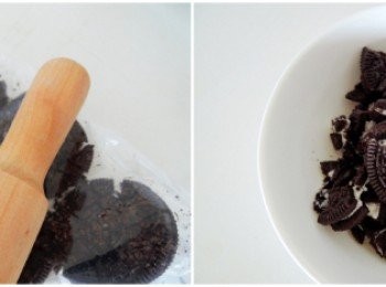 step2: [制作馅料] 稍微将饼干敲粹即可。放一旁，备用