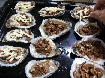 step4: 再於牛肝菌面舖上適量車打芝士