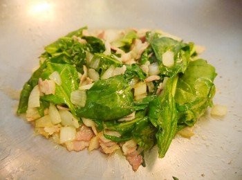 step1: ☞ㄧ匙橄欖油熱鍋後，放入培根拌炒出油再放入洋蔥炒軟，最後放入波菜葉快炒，鍋蓋悶熟即可。不可悶太久，葉子過熟顏色不漂亮。稍微瀝油後備用。