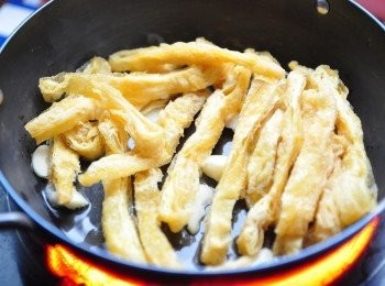 step3: 將蒜末與豆包絲炒至微微焦香