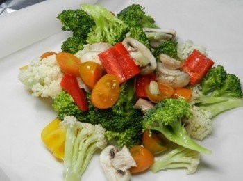 step3: 將青菜包入烘焙紙中，外層再包一層錫箔紙