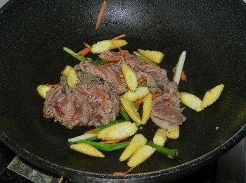 step3: 加入玉米筍與牛肉片快炒