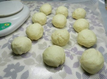 step2: 取出後壓揉出氣體，再分為12團並揉圓，讓<span class="group_2">麵團</span>休息10分