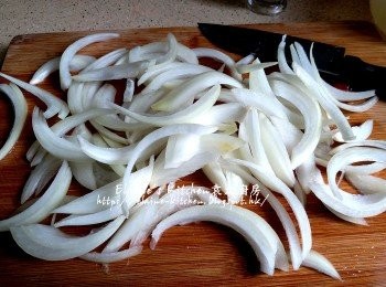 step4: 蕃茄洗淨 , 洋蔥去衣 , 分別將蕃茄切件 , 洋蔥切幼絲