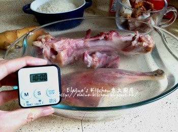 step1: 豬手骨及臘鴨脾放入器皿內 , 加入熱水浸10分鐘去油份