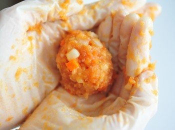 step3: 將適當份量材料放在掌心，一粒大約使用30克材料左右，用手搓成丸子狀