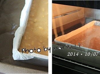 step6: 在大的烤盤中倒進半個烤盤高度的熱開水
然後馬上送進已事先預熱好的烤箱中進行蒸烤。

※麵糊尚未完成醒麵的時間即可開始預熱烤箱。
   讓醒好的麵糊拌入松子後能馬上送進烤箱以免松子沉底。