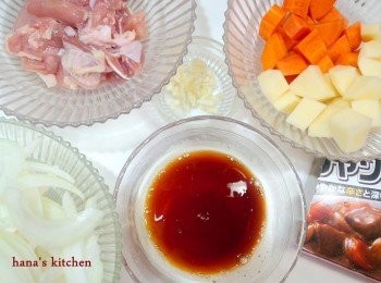 step1: 洋蔥切絲,紅蘿蔔及馬玲薯洗淨後去皮切小塊,雞肉去皮切塊狀,蒜頭切小片