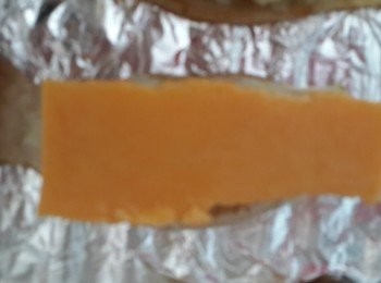 step5: 再放上半片乾酪~入烤箱烤至乾酪溶化~ 最後拿出灑上一些羅勒葉即可^^