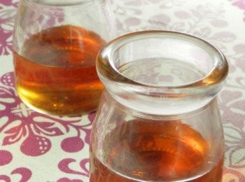 step1: <span class="group_4">焦糖</span>煮法 http://icook.tw/recipes/18587 糖加熱時不用去攪拌它，加入滾水時請小心分次加入！不然會被糖燙到喔！做好的<span class="group_4">焦糖</span>可放入保鮮盒保存，糖色越深，苦味越重