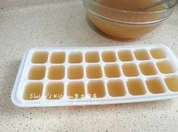 step11: 待高湯待涼後逐一放入製冰格器內 , 蓋上保鮮紙放入冰箱冷藏一晚至硬身成高湯冰