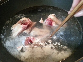 step1: 豬骨放入水中拌勻 , 水滾後蓋上蓋出水5分鐘