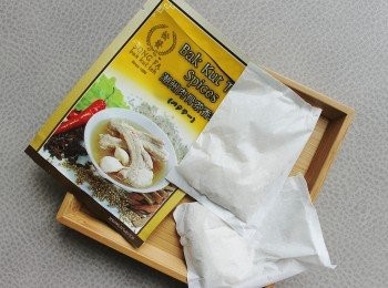 step3: 這次是用上松發的肉骨茶香料包，內有兩小袋辛香料。其他品牌的肉骨茶包要按照他們的烹調建議啦。