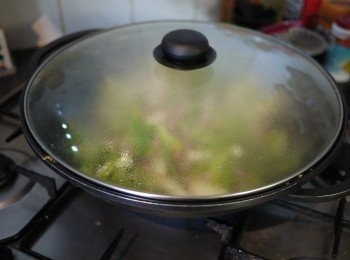 step4: 喜歡吃軟蔬菜的可加蓋悶煮約2分鐘。