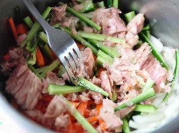 step5: 將鮪魚拌散於時蔬中