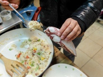 step6: 加入一些香料鹽拌炒後即可填入墨魚裡