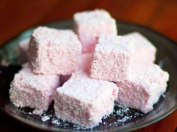 step5: 將綿花糖切成方塊，沾上椰絲即成！