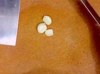 step1: 蒜頭去皮去尾再拍散