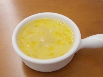 step1: 將雞蛋打入容器中且加入蠔油...攪拌均勻^^