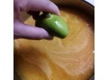 step1: 玻璃容器先消毒待用,芒果切丁(保留一些顆粒較有口感)加糖煮20分鐘,邊煮邊攪並撈出白色雜質,加入檸檬汁再煮到呈濃稠狀關火