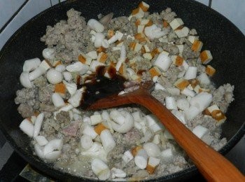 step5: 下所有的調味料，煮滾後轉小火~再煮20分(期間要絆一下喔)