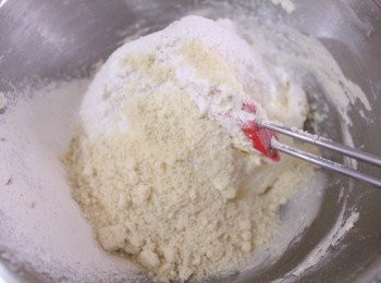 step7: 第二次篩入麵粉時，同時加入杏仁粉（不用過篩），混合均勻，做好的曲奇麵糊，倒入已經安裝好8齒菊花嘴的裱花袋。