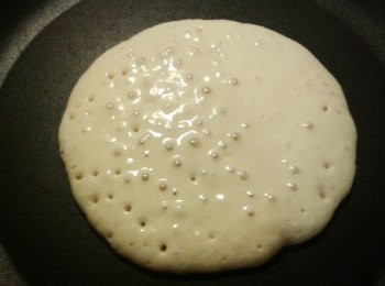 step4: 煎至表面有氣泡出現，可反轉另一邊，煎約一分鐘