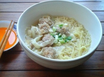 step4: 再將雲吞麵放入高湯內，按照包裝指示煮熟，配上雲吞，灑上蔥花即成！