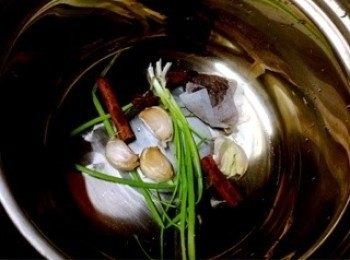 step2: 全部材料放进（熄火再煮锅）内锅里加满水大火煮滚后关小火煮30分钟～