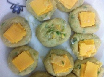 step3: 開10~12粒~放入半片芝士(片比較快溶~自問冇咩信心控制火既就用芝士粒好D)