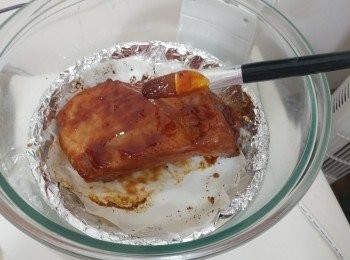step6: 10分鐘後將骨反轉， 掃上一層叉燒醬