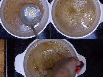 step8: 雞湯先撇去雞油，之後下上海麵，下麵後用剪刀略剪數下，之後大火煮沸
煮沸後轉中小火，煮2-3分鐘，夾麵條試熟度，
