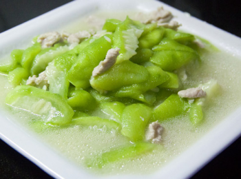 step4: 勝瓜炒至9成熟再下耗油，鹽，炒勻即可出鍋。