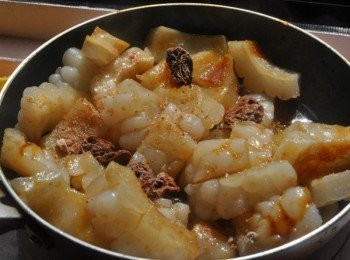 step8: 再放入梅肉入味滾煮