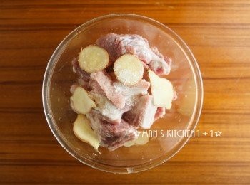 step2: 接著將排骨擦乾後與糖、沙拉油、薑片均勻混合後，放入冰箱醃製2~3小時。(Tips1)