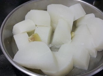 step2: 用薑片，少少糖隔水蒸熟備用