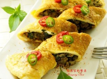 step9: 切片擺上盤，撒上七味唐辛子,即可享用熱騰騰的蛋香與打拋豬的鹹香，辣，美味極了!!