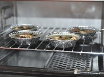 step7: 放入烤箱，先以上下火220度預熱5分鐘，再將蛋糕杯放入烤箱烤5分鐘後，轉為180度繼續烤8~10分鐘即可