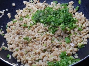 step4: 加入蔥綠，嘗過味道後，再決定要補多少鹽跟粗粒黑胡椒