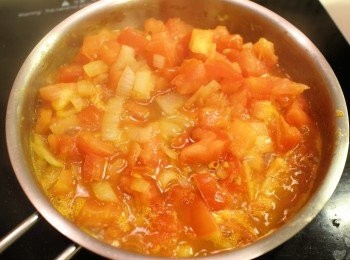 step5: 蕃茄煮熟後會有汁, 所以唔駛加太多水