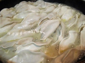 step1: 鍋中先下橄欖油，將冷凍煎餃一 一下鍋排整齊，再加入適量粉水，太多煎餃皮會散開喔!