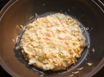 step4: 熱油後將麵糊倒入鍋中均勻鋪平，小火煎至金黃酥脆。