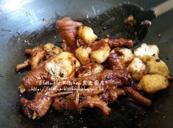 step8: 原鑊爆香豆豉及辣椒粒 , 將之前盛起的鳳爪及豆卜放入鑊中拌勻